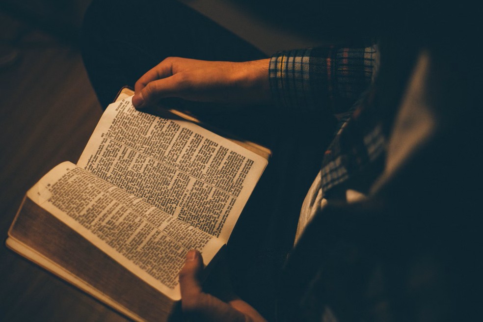 Bíblia — Foto: Priscilla Du Preez via unsplash