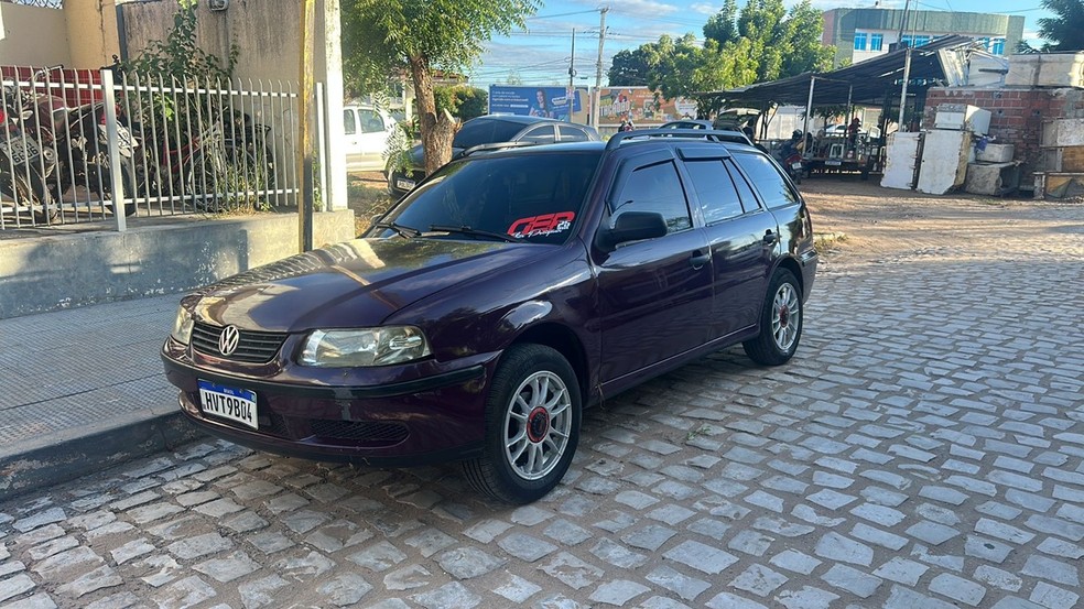 Carro onde o corpo da vítima foi encontrado em Mossoró — Foto: Iara Nóbrega/Inter TV Costa Branca