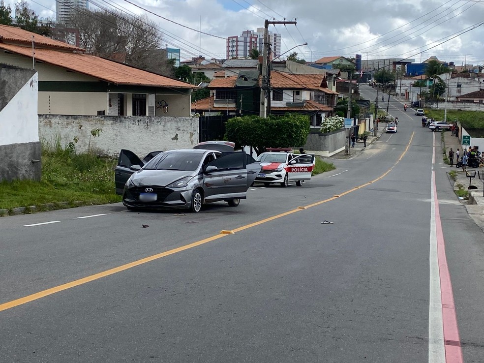 Carro utilizado por grupo armado que assaltou casa de empresário, em Campina Grande — Foto: Artur Lira/TV Paraíba