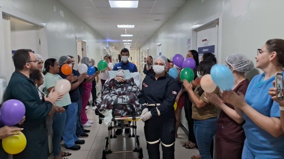 Profissionais de saúde montam corredor para aplaudir paciente que se recuperou de AVC na PB — Foto: Divulgação/Governo da Paraíba