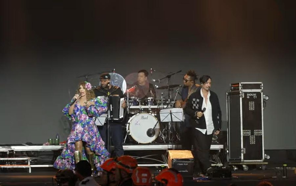 Elba Ramalho canta com Luã Yvys, filho, no São João 2025 de Campina Grande — Foto: Reprodução/Sua Música