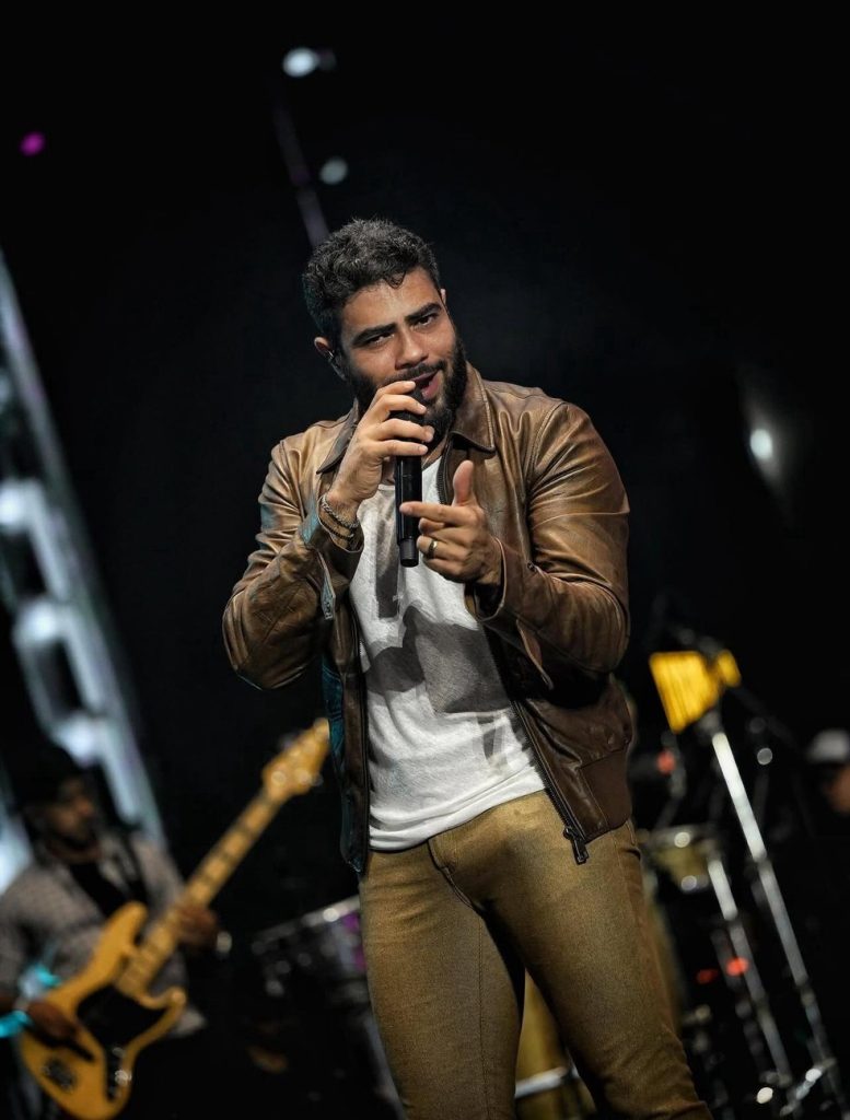 Henrique, da dupla com Juliano, no São João 2025 de Campina Grande — Foto: Rondinelle de Paula