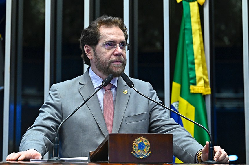 Em discurso, à tribuna, senador Plínio Valério (PSDB-AM).