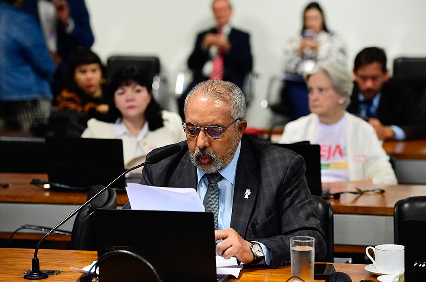 Em pronunciamento, à bancada, senador Paulo Paim (PT-RS).
