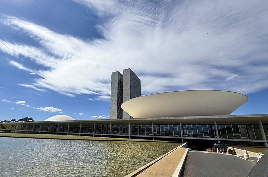 Sede das duas Casas do Poder Legislativo e um dos mais famosos cartões postais do Brasil, o Palácio do Congresso Nacional é composto por duas cúpulas e duas torres de 28 andares, que abrigam a Câmara dos Deputados e o Senado Federal.