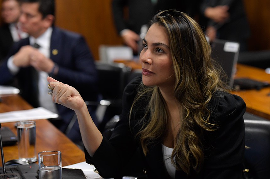 Em pronunciamento, à bancada, senadora Ana Paula Lobato (PDT-MA).