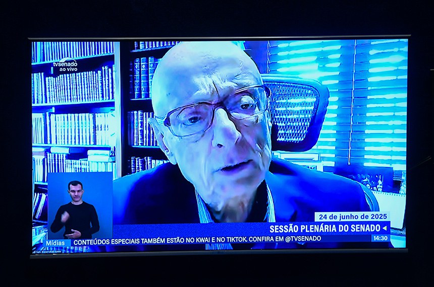 No painel, senador Esperidião Amin (PP-SC) em pronunciamento via videoconferência.