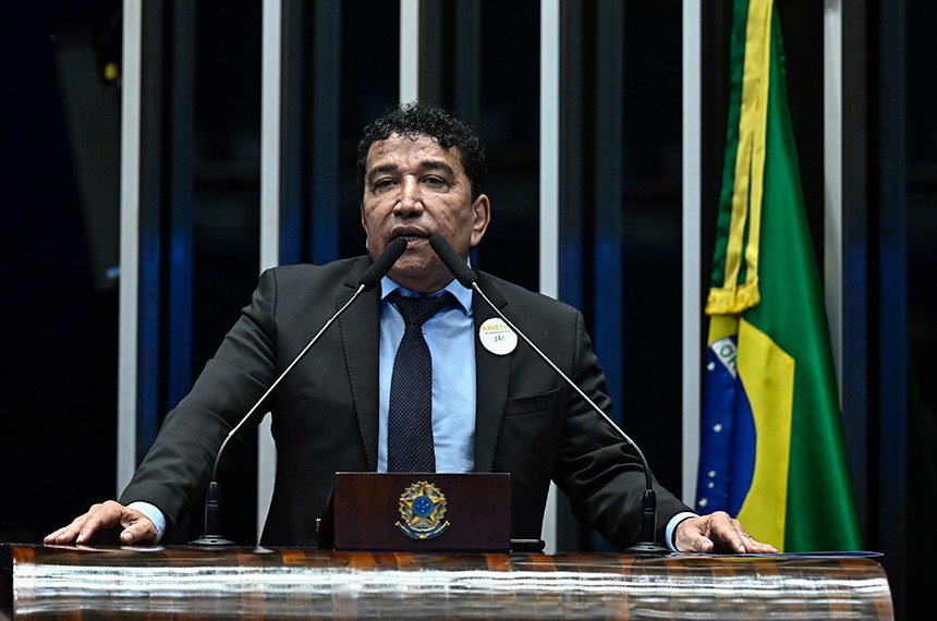 À tribuna, em discurso, senador Magno Malta (PL-ES).