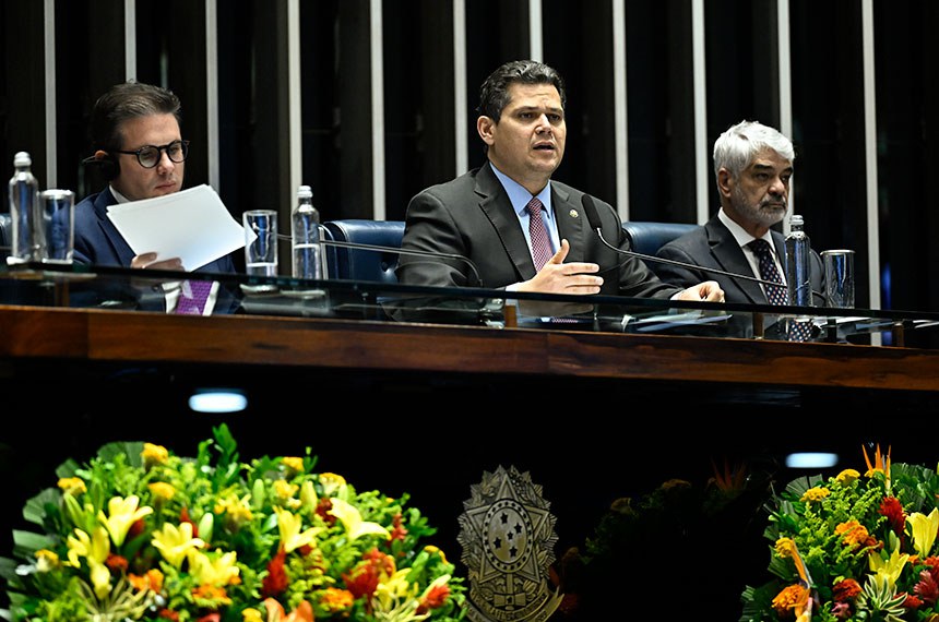 Mesa: 
presidente da Câmara dos Deputados, deputado Hugo Motta (Republicanos-PB);
presidente do Senado Federal, senador Davi Alcolumbre (União-AP) conduz sessão;
coordenador parlamentar do Brics no Senado Federal, senador Humberto Costa (PT-PE).