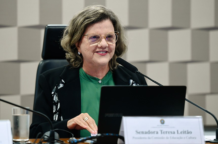 Presidente da CE, senadora Teresa Leitão (PT-PE) conduz audiência.