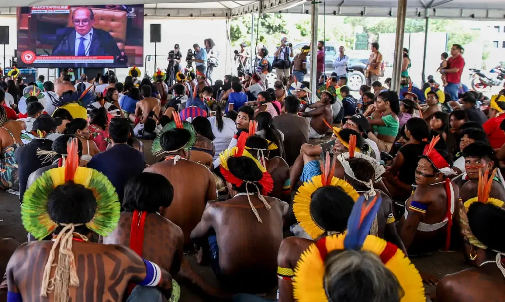 Brasília (DF), 21/09/2023,  Indígenas assistem a sessão do STF sobre a tese do marco temporal. Foto: Antônio Cruz/Agência Brasil