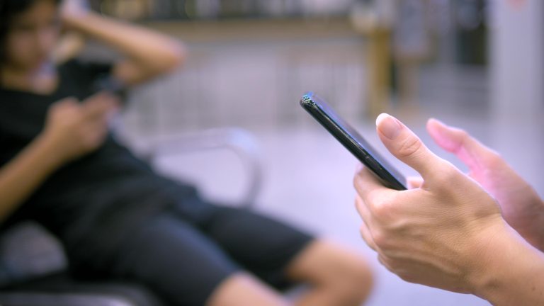 criança com celular