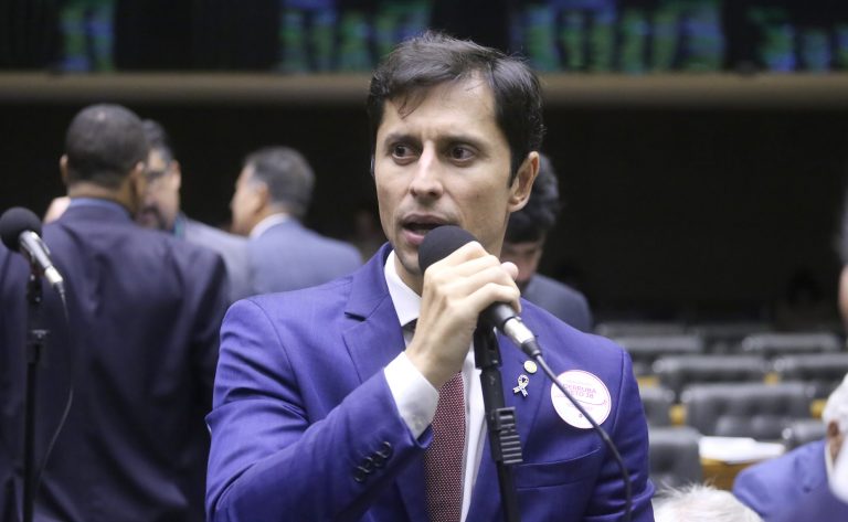 Deputado Duarte Jr. fala ao microfone