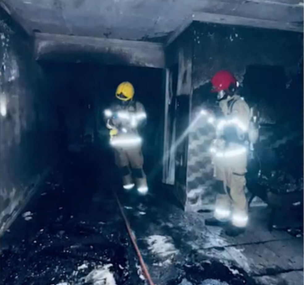 Bombeiros na casa onde o incêndio que deixou criança de 1 ano com 25% do corpo queimado aconteceu — Foto: TV Paraíba/Reprodução