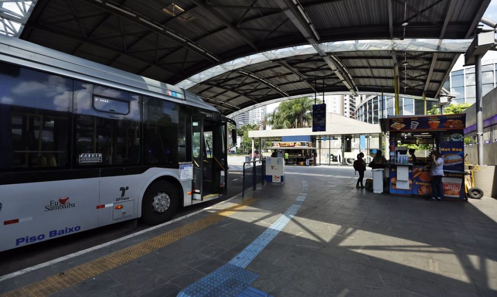 São Paulo (SP) 12/03/2025 - Terminal de ônibus Pinheiros onde foi encontrado duas bolsa com bomba caseira, que foram detonadas pela Policia. 
Foto Paulo Pinto/Agência Brasil