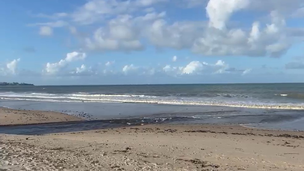 Manchas similares apareceram, nos meses de maio e março de 2025, no trecho fica localizado perto da foz do Rio Jaguaribe. — Foto: Diogo Pinheiro/TV Cabo Branco