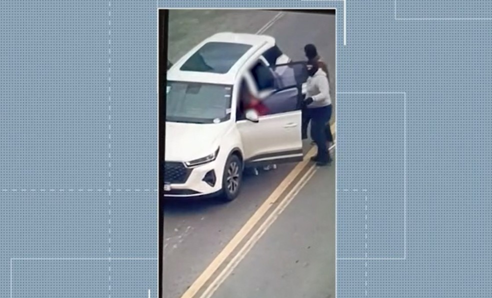 Suspeitos roubaram carro para fugir após tentativa de assalto em Campina Grande — Foto: TV Cabo Branco