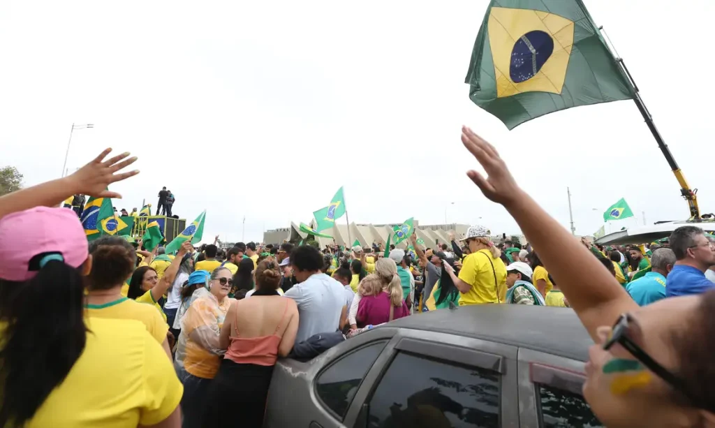 Manifestantes se reúnem em frente ao QG do Exército em Brasília