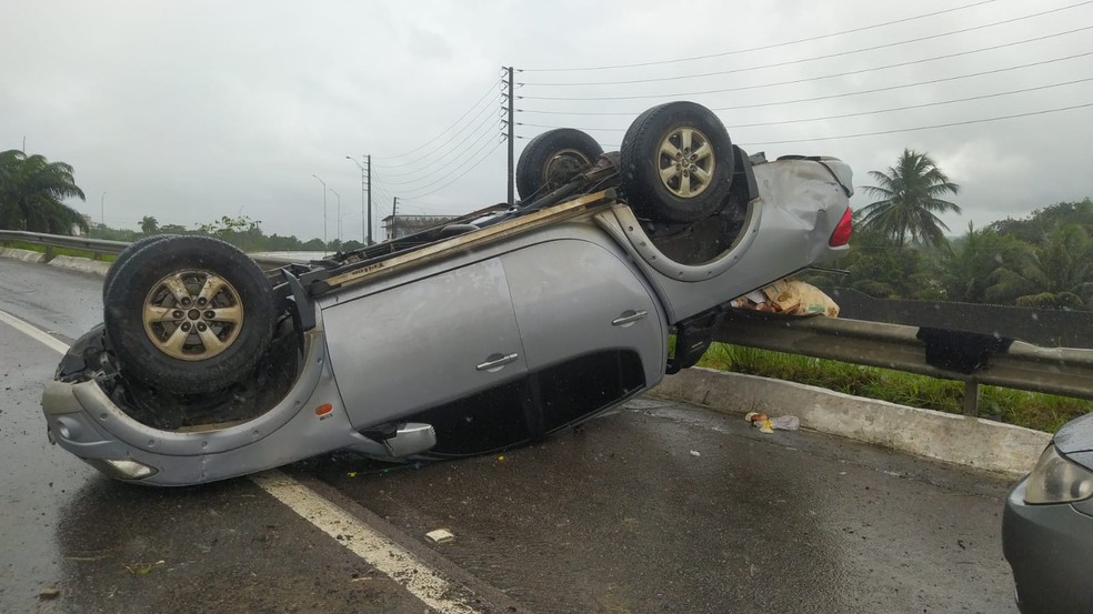 Capotamento na BR-230, entre João Pessoa e Campina Grande — Foto: Yanka Oliviera / TV Cabo Branco