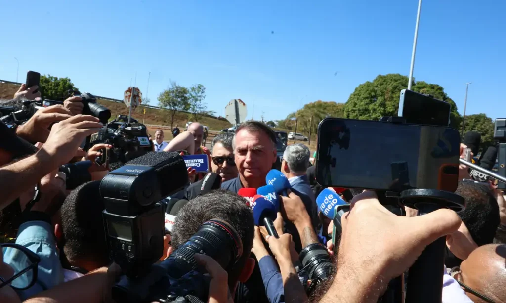 Brasília (DF), 18/07 /2025  - Bolsonaro fala a imprensa após colocar  tornozeleira na Secretaria de Administração Penitenciária do Distrito Federal. Foto Antônio Cruz / Agência Brasil
