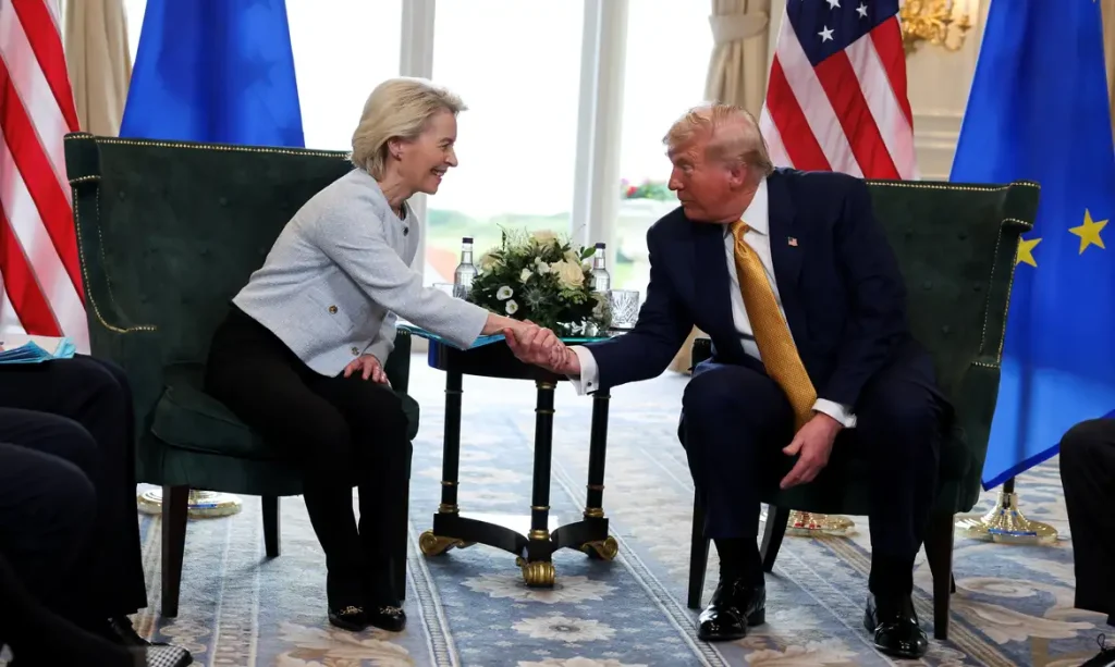 U.S. President Donald Trump shakes hands with European Commission President Ursula von der Leyen, in Turnberry, Scotland, Britain, July 27, 2025. Reuters/Evelyn Hockstein/Proibida reprodução