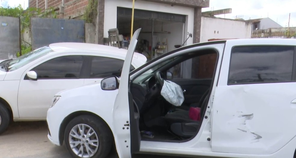 Suspeitos bateram carro durante fuga após roubo, em Campina Grande — Foto: TV Paraíba/Reprodução