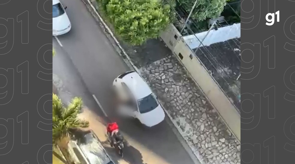 Mulher fica ferida após ser arrastada por carro de ex-namorado, em João Pessoa — Foto: TV Cabo Branco