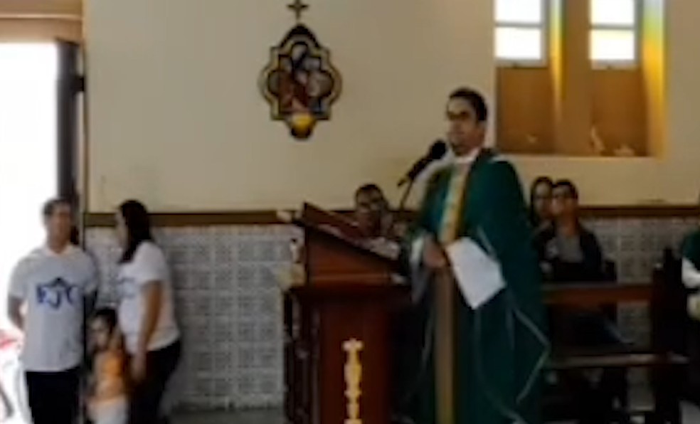 Padre de cidade do interior da Paraíba é acusado de intolerância religiosa durante missa — Foto: Redes Sociais
