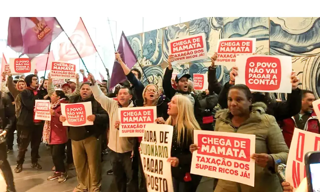 São Paulo (SP), 03/07/2025 - A Frente Povo Sem Medo ocuparam hoje a sede do Itaú na Faria Lima.
Foto: Frente Povo Sem Medo