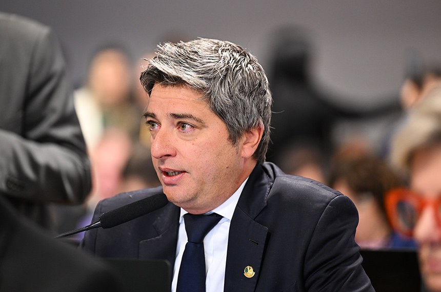 Em pronunciamento, à bancada, senador Carlos Portinho (PL-RJ).