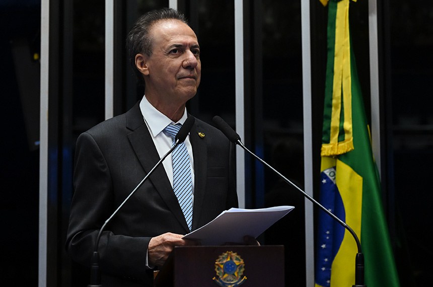 À tribuna, em discurso, senador Pedro Chaves (MDB-GO).