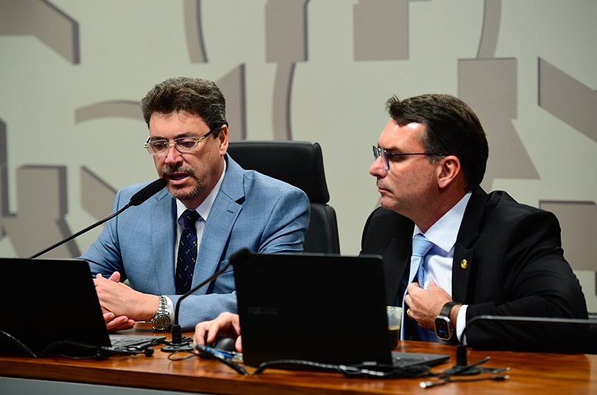 Mesa:
presidente eventual da CSP, senador Wilder Morais (PL-GO), conduz reunião;
presidente da CSP, senador Flávio Bolsonaro (PL-RJ).