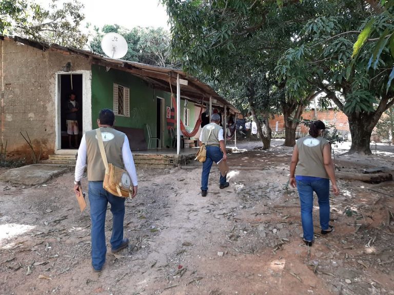 Agentes de combate a endemias vistoriam casa