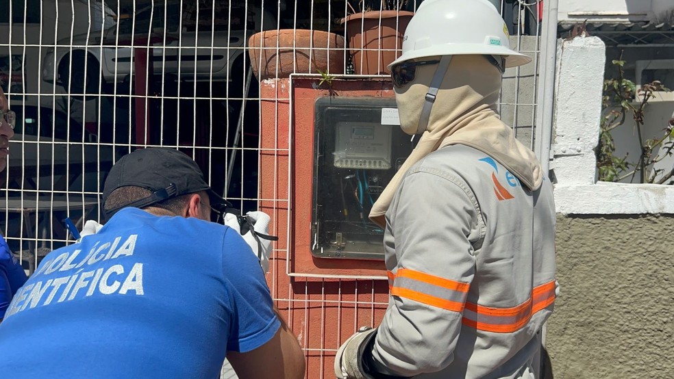 Polícia e funcionários da concessionária da energia estiveram em oficina mecânica para constatar fraude — Foto: Divulgação/Energisa