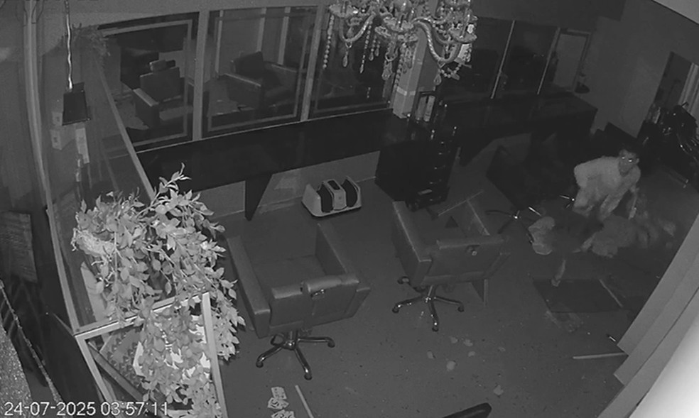 Criminosos invadem salão de beleza e roubam cabelos em João Pessoa — Foto: Reprodução/TV Cabo Branco