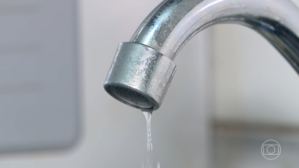 Torneira sem água — Foto: Jornal Nacional/Reprodução