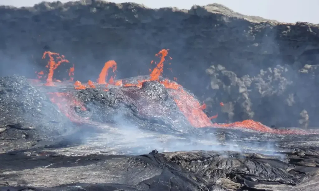 Etiópia, 08/07/2025 - Lava em erupção do vulcão Erta Ale, na região de Afar, na Etiópia. Foto: Derek Keir/Divulgação
