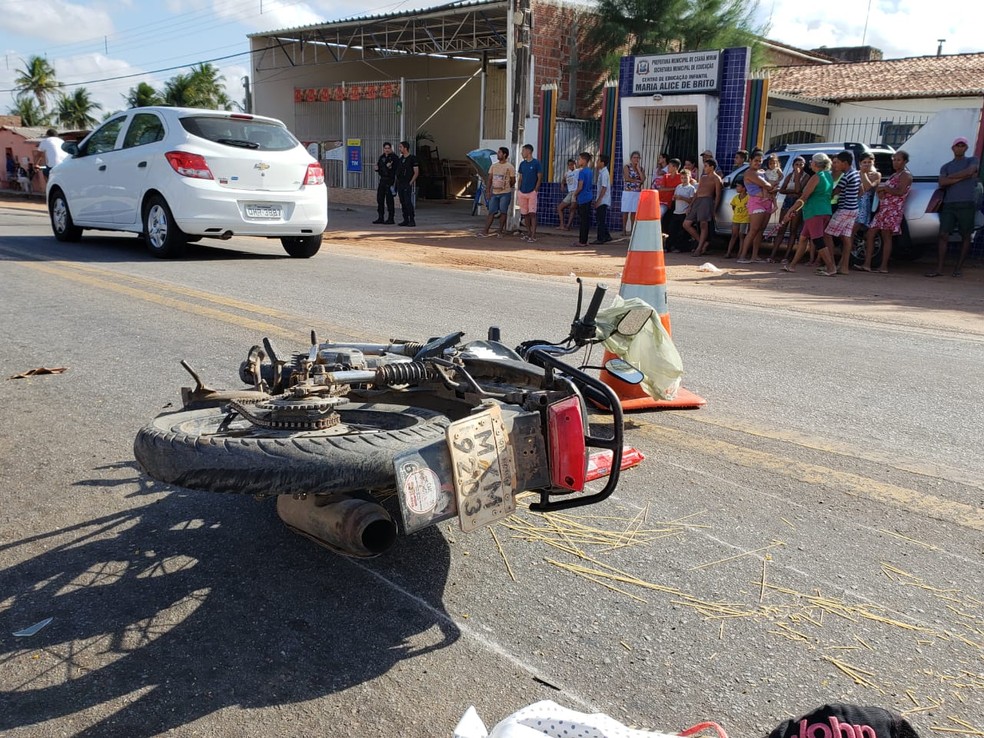 Mãe e filho de um ano seguiam com o pai da criança na mesma moto, todos sem capacete, na Grande Natal Ceará-Mirim colisão PRF — Foto: PRF/Divulgação