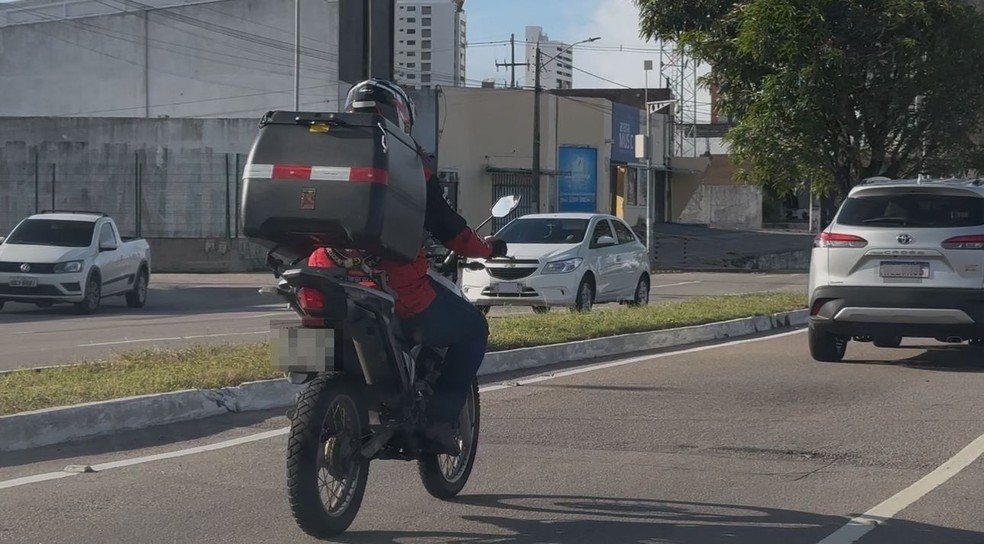 Foto ilustrativa: motociclitas trafegando na rua em Natal — Foto: Kleber Teixeira/Inter TV Cabugi