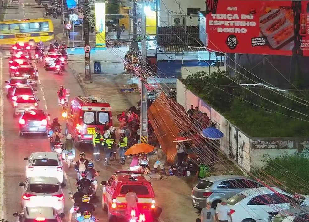Colisão entre duas motos derruba parada de ônibus e deixa cinco pessoas feridas — Foto: Semob-JP