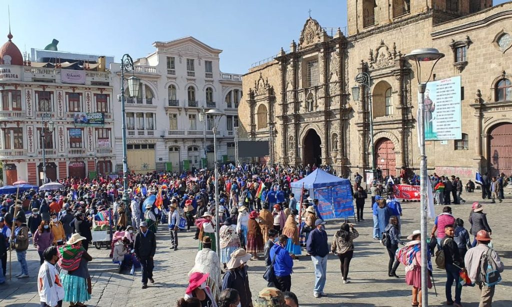 La Paz, Bolivia.- In the photo taken on November 8, 2020, the assumption of Luis Arce to the presidency of Bolivia. After winning the October 18 elections, the president-elect and his vice, David Choquehuanca, received the presidential attributes in front of a crowd that gathered in front of the Quemado Palace in La Paz. Jeanine Añez did not attend the ceremony. Ulan Pool / Latin America News Agency via Reuters Connect