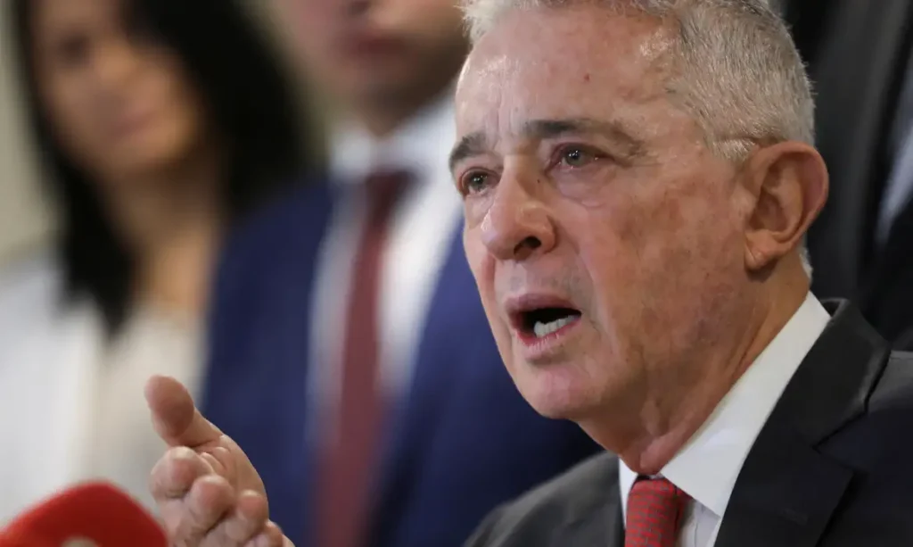O ex-presidente da Colômbia Álvaro Uribe durante entrevista coletiva em Bogotá
18/04/2024
Reuters/Luisa Gonzalez/Proibida reprodução