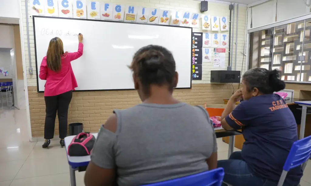02/04/2024 - Com menor taxa de analfabetismo do país, DF é referência em educação. Centro Educacional 2 de Taguatinga. Na foto adultos assistem aula dentro da sala da aula, Escola. Foto: Geovana Albuquerque/Agência Brasília