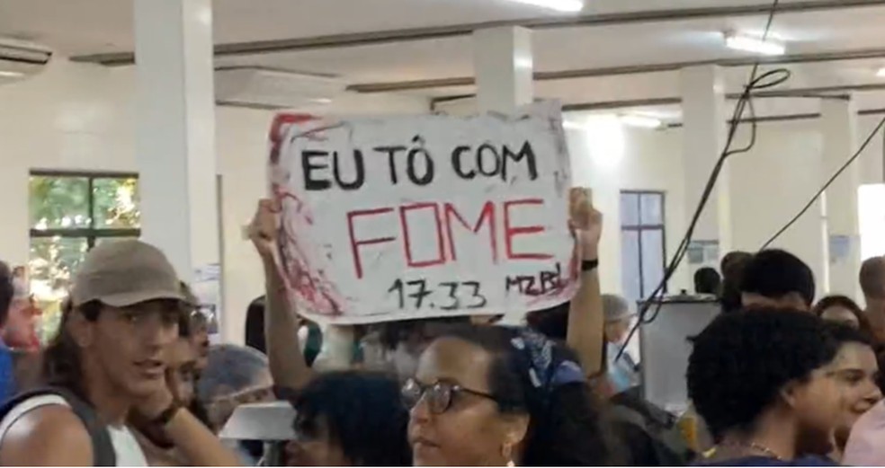 Estudantes realizam protesto na UFPB contra aumento do preço do restaurante universitário — Foto: TV Cabo Branco/Reprodução