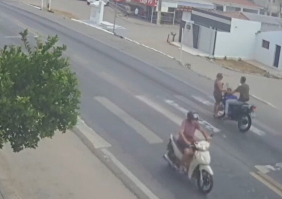 Idosa morre atropelada por motocicleta ao atravessar faixa de pedestres na BR-230, no Sertão da PB — Foto: Reprodução/TV Paraíba