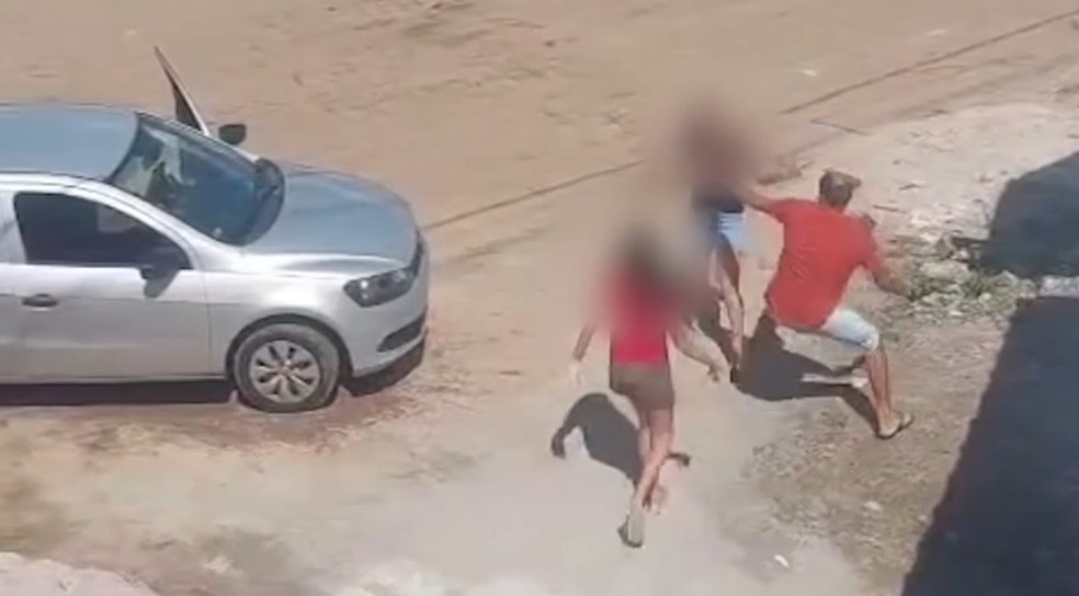 Homem é visto agredindo mulher e criança em Sapé — Foto: Reprodução/TV Cabo Branco