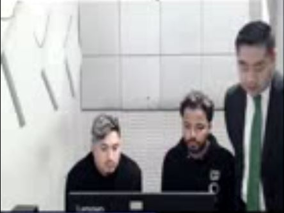 Israel Vicente e Hytalo Santos participam de audiência de custódia na companhia de um de seus advogados — Foto: Reprodução