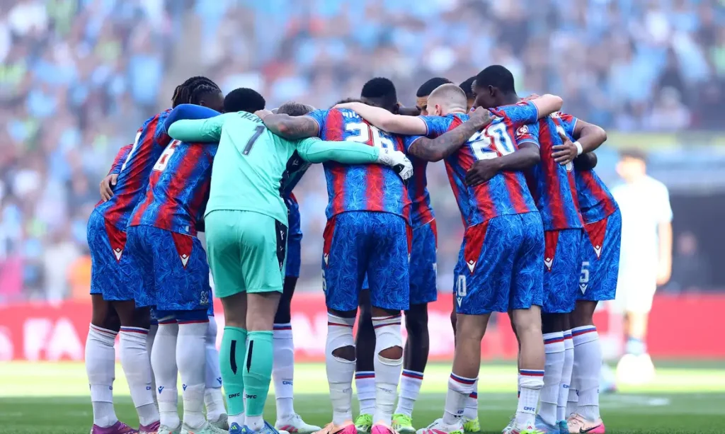 Jogadores do Crystal Palace antes de partida contra o Manchester City
 17/5/2025    Action Images via Reuters/Andrew Boyers