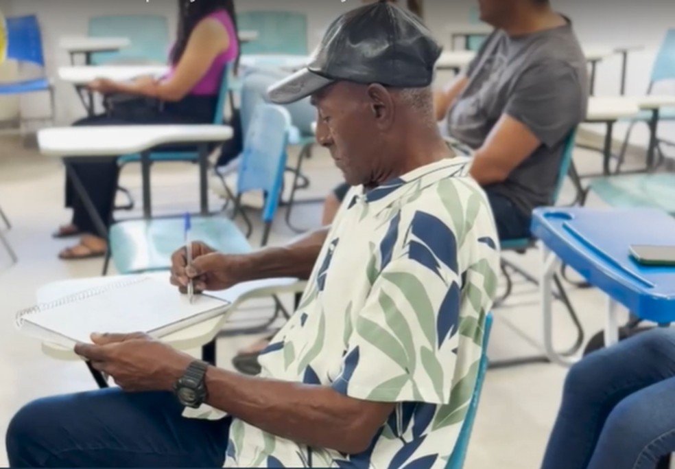 Fabiano Filho, de 74 anos, na sala de aula da UFPB, onde cursa Rádio e TV — Foto: TV Cabo Branco/Reprodução