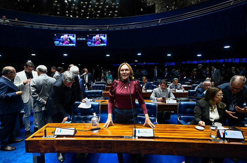 Em pronunciamento, à bancada, senadora Zenaide Maia (PSD-RN).